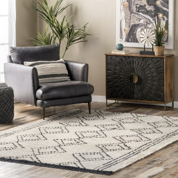 nuLOOM Tayah Soft Shag Moroccan Diamond Fringe Area Rug, 4' x 6', Tayah Beige