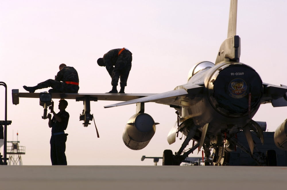rew chiefs prepare an F-16 Fighting Falcon for take-off Canvas Art - Stocktrek Images (34 x 23)