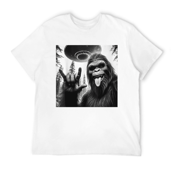 short sleeve shirt Funny Sasquatch Bigfoot Rock On Selfie With UFO Alien T-Shirt