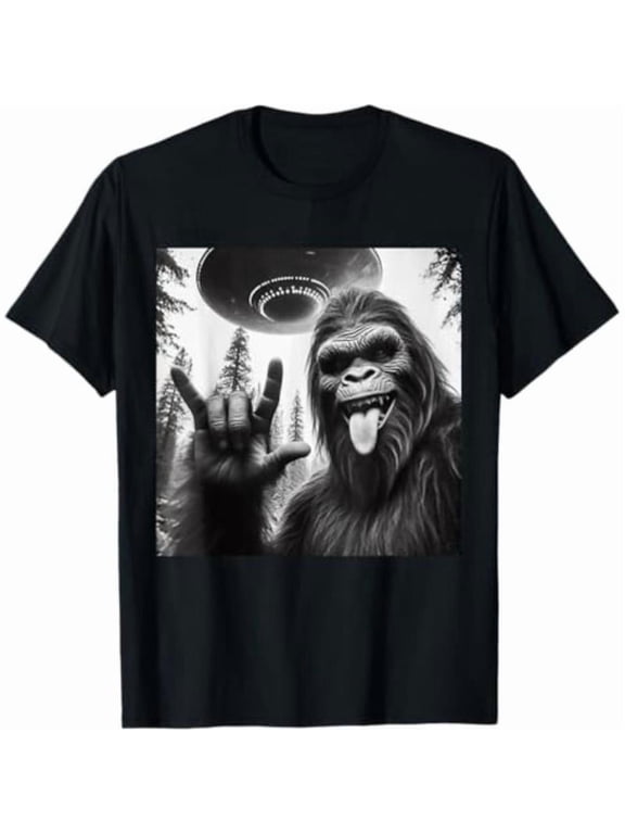 short sleeve shirt Funny Sasquatch Bigfoot Rock On Selfie With UFO Alien T-Shirt