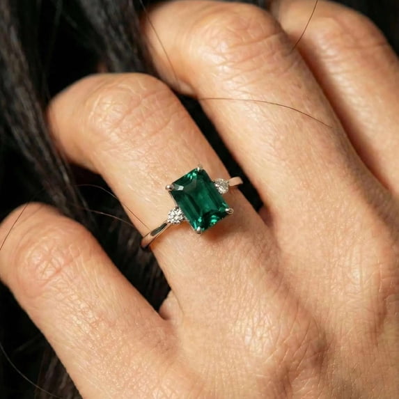 vylahjewellery 10K Vermeil White Gold Mother's Day Ring Modern Green Gemstone Emerald Shape Engagement Ring Dainty Moissanite Handmade Jewelry for Women