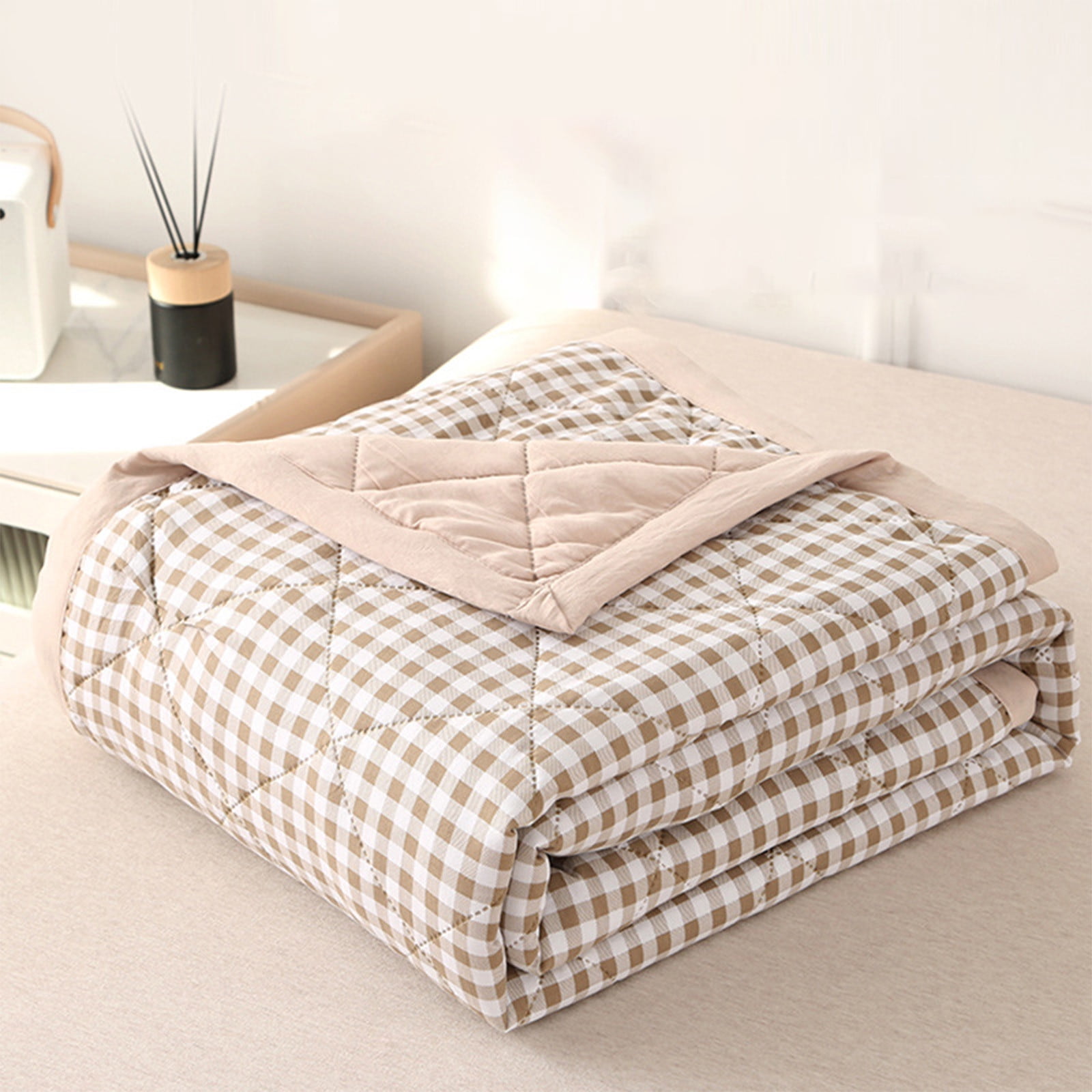 yulier Summer Cooler Quilt Queen Size Cooling Comforter for Hot Sleepers, Soft Lightweight Checkered Cooling Blanket for Home Hotel, 59x78.7 Inches, Khaki