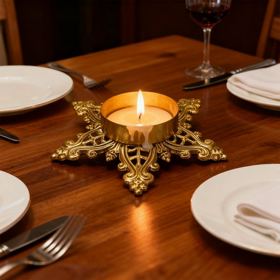 zhmrfg Metal Candlestick Snowflake Christmas Candle Holder Gold Desktop Decoration Elegant Winter Centerpiece for Holiday Parties and Weddings Ideal for Festive Settings and Candlelit Ambiance